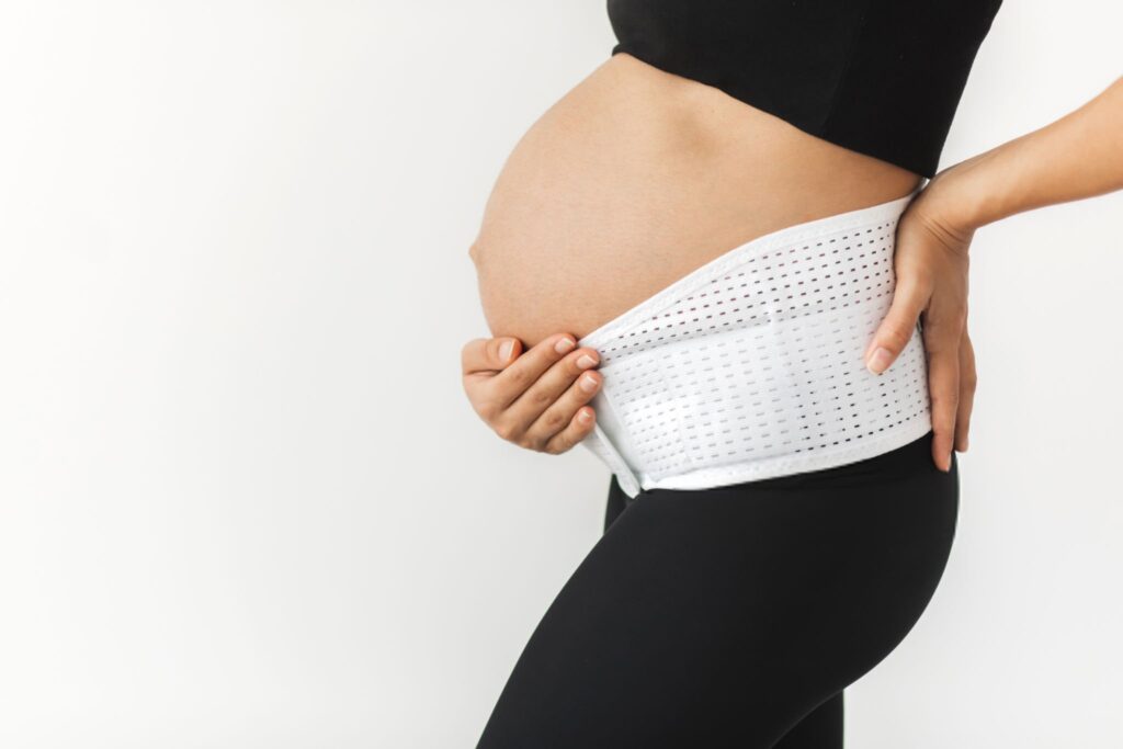 donna in stato di gravidanza con supporto addominale per prevenire diastasi