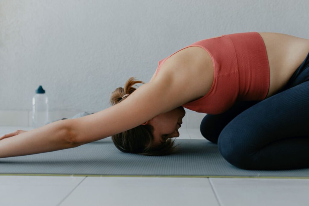 donna fa esercizi di yoga per gestire lipedema