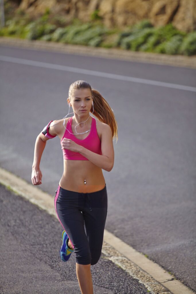 donna che fa una corsa variabile per aumentare i km in allenamento