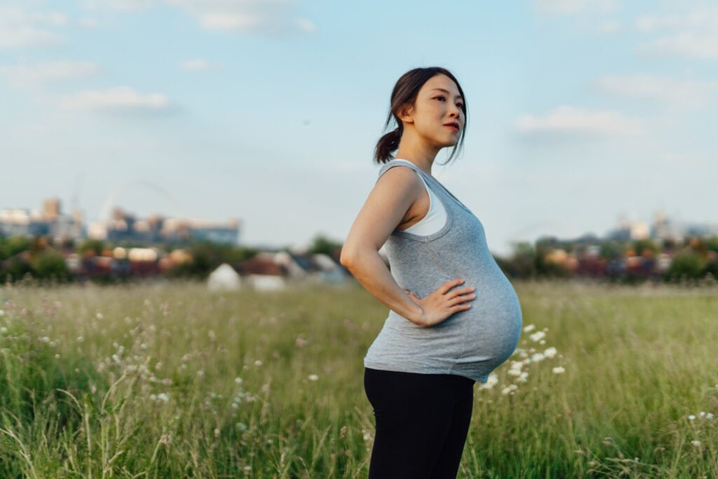donna incinta con postura corretta