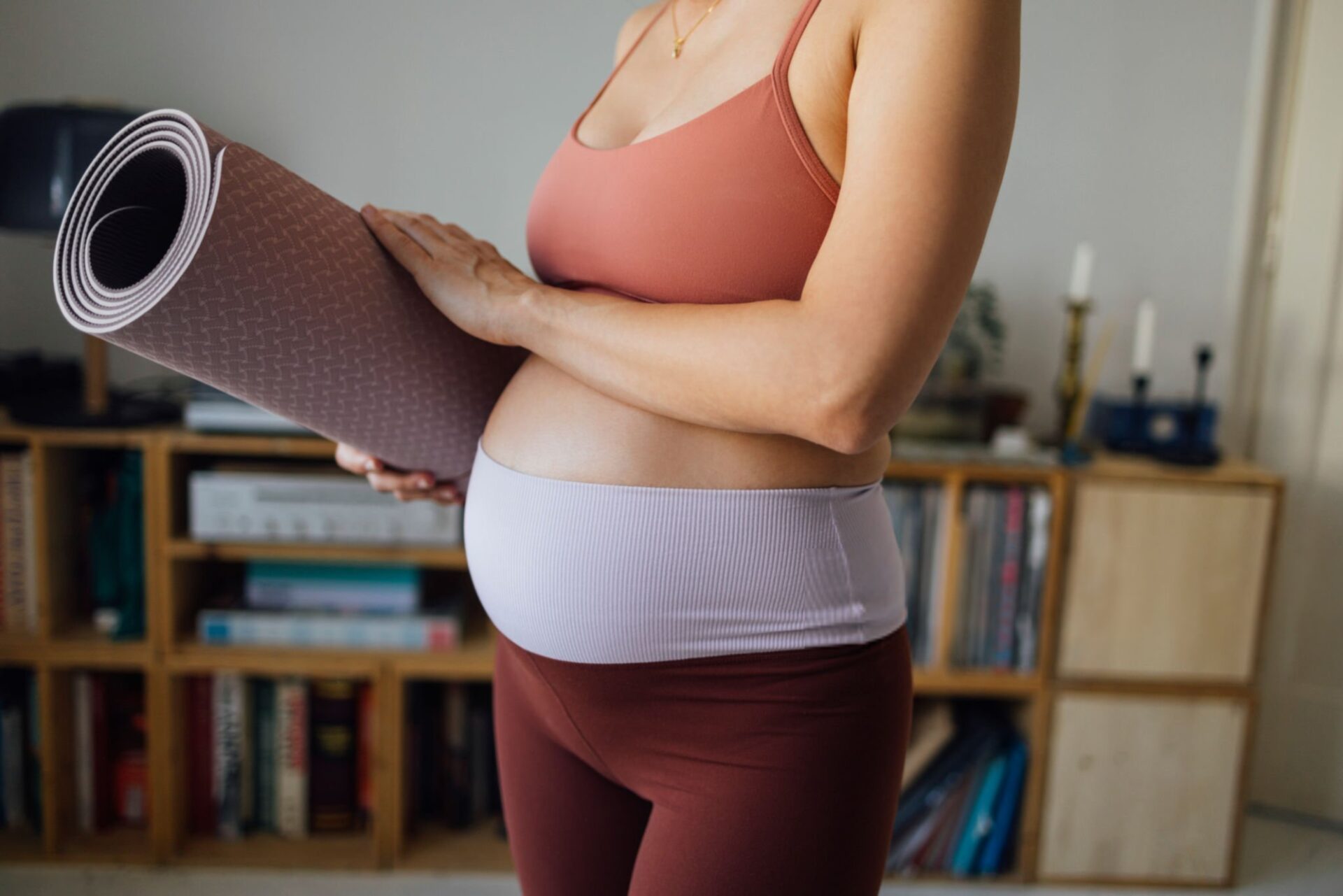 donna incinta con dispositivo di supporto per gravidanza