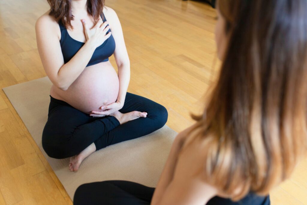 donne incinte fanno tecniche di rilassamento muscolare per preparazione al parto