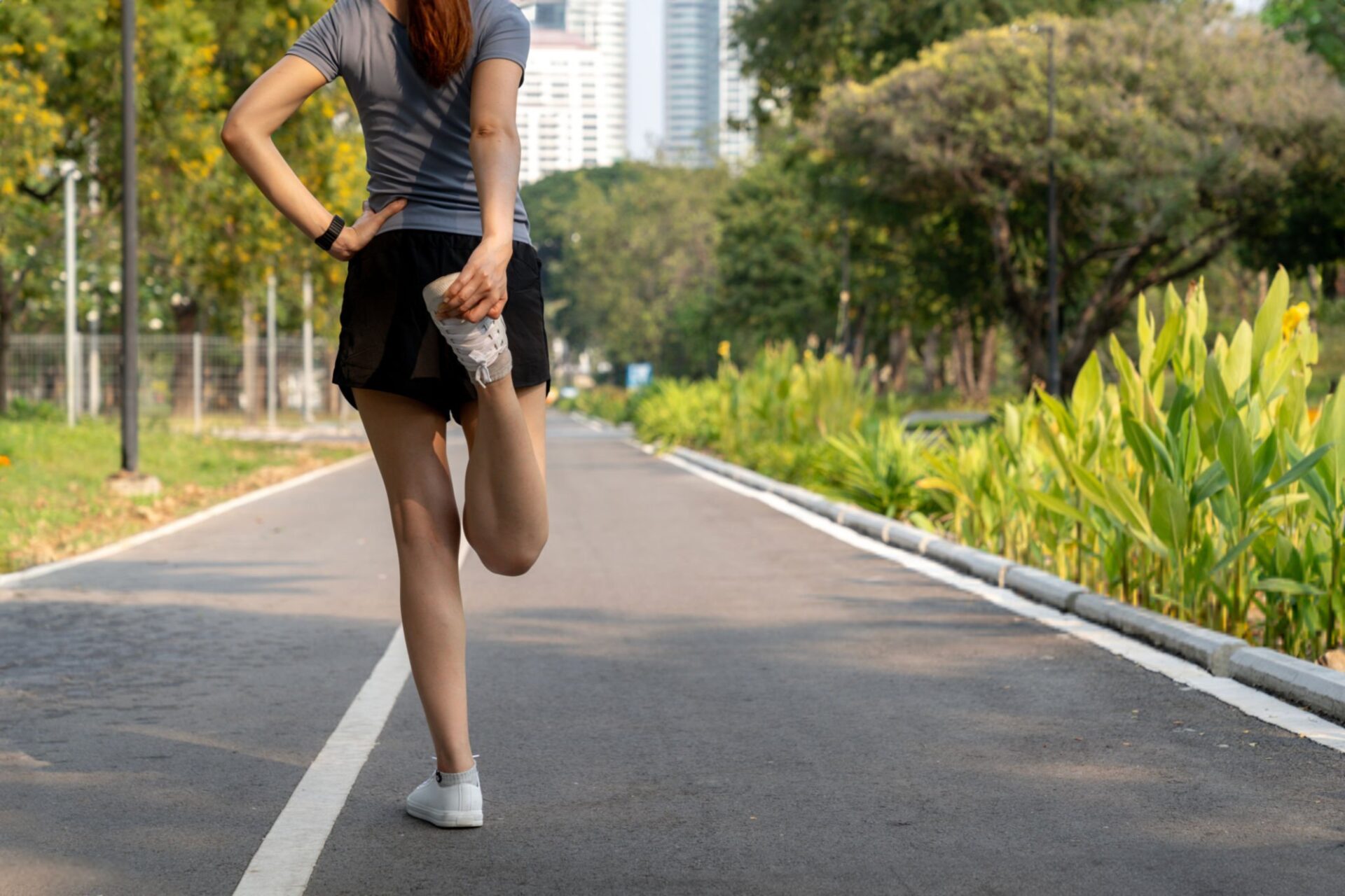 donna che fa stretching muscolare per un recupero essenziale post corsa