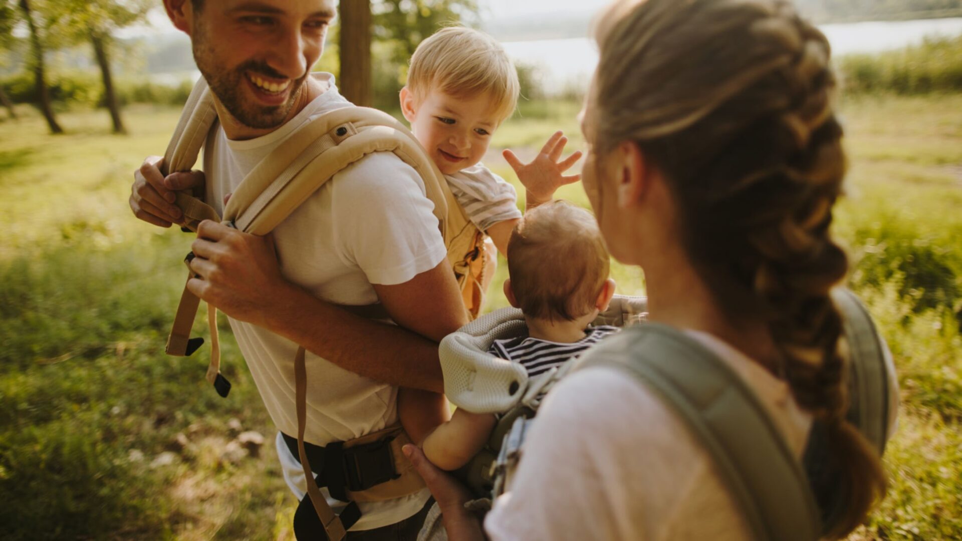 genitori con bambini nelle fasce da neonati per gestirli meglio