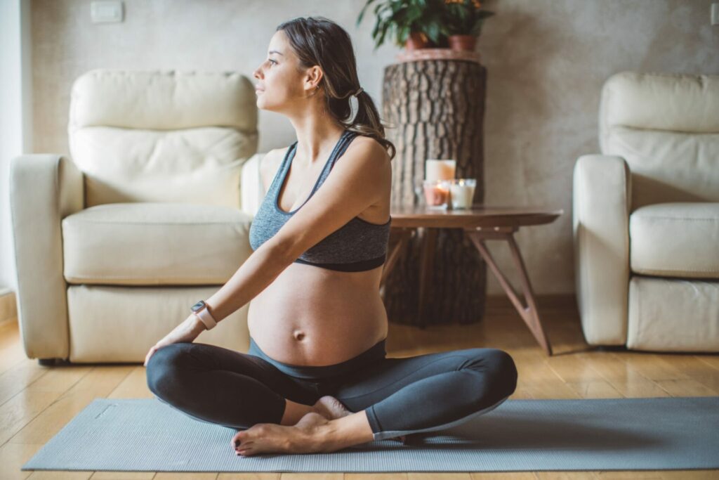 donna incinta che fa yoga per aiutare ad indurre bene il travaglio