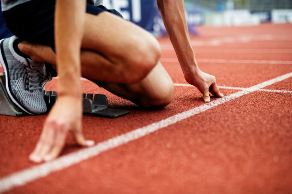 donna si prepara a correre per la prima volta