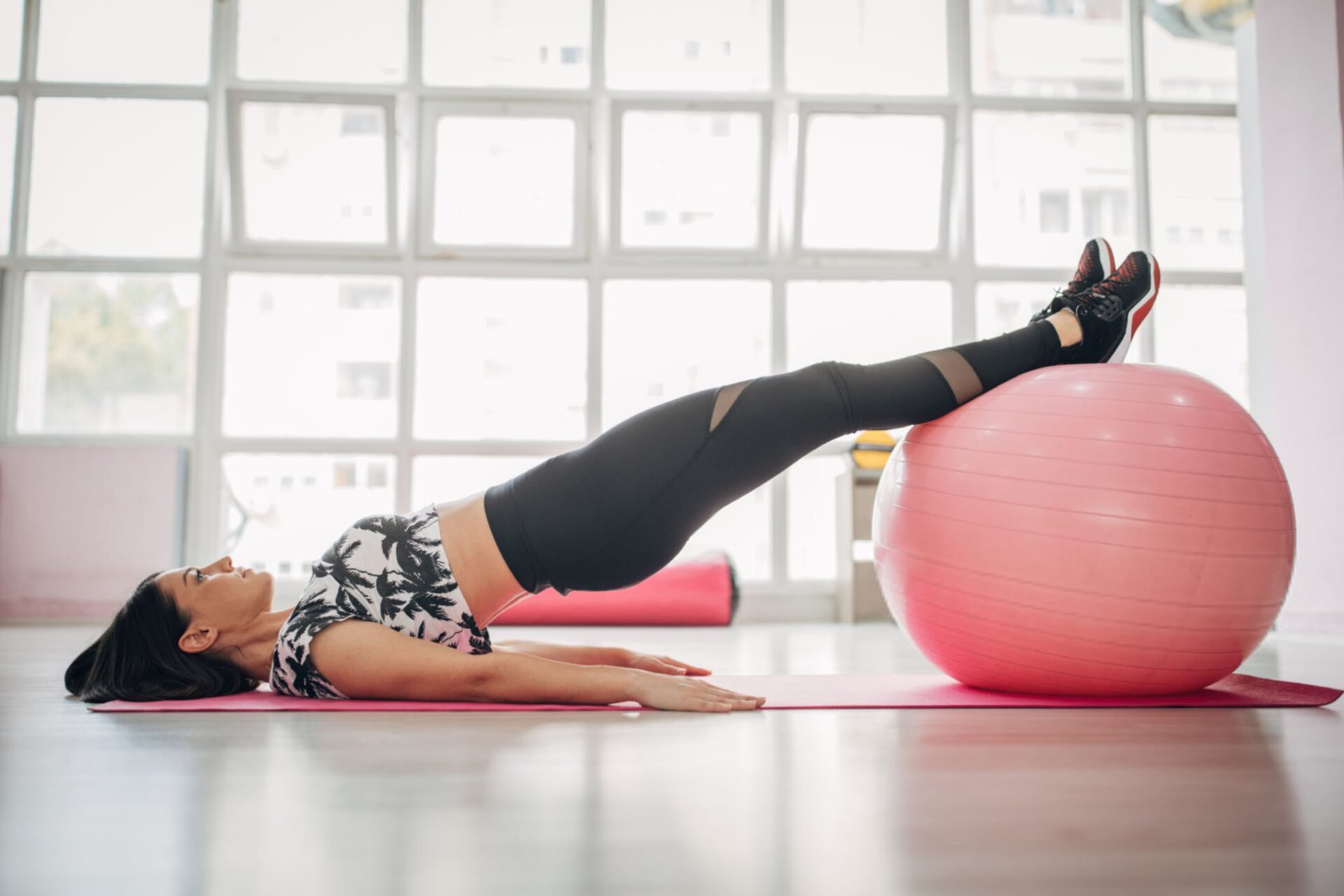 donna fa esercizi di kegel con palla da palestra