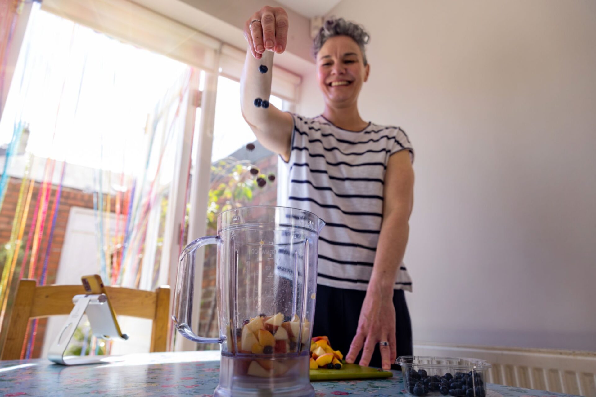 donna cerca di mangiare sano per ridurre grasso addominale e stare meglio