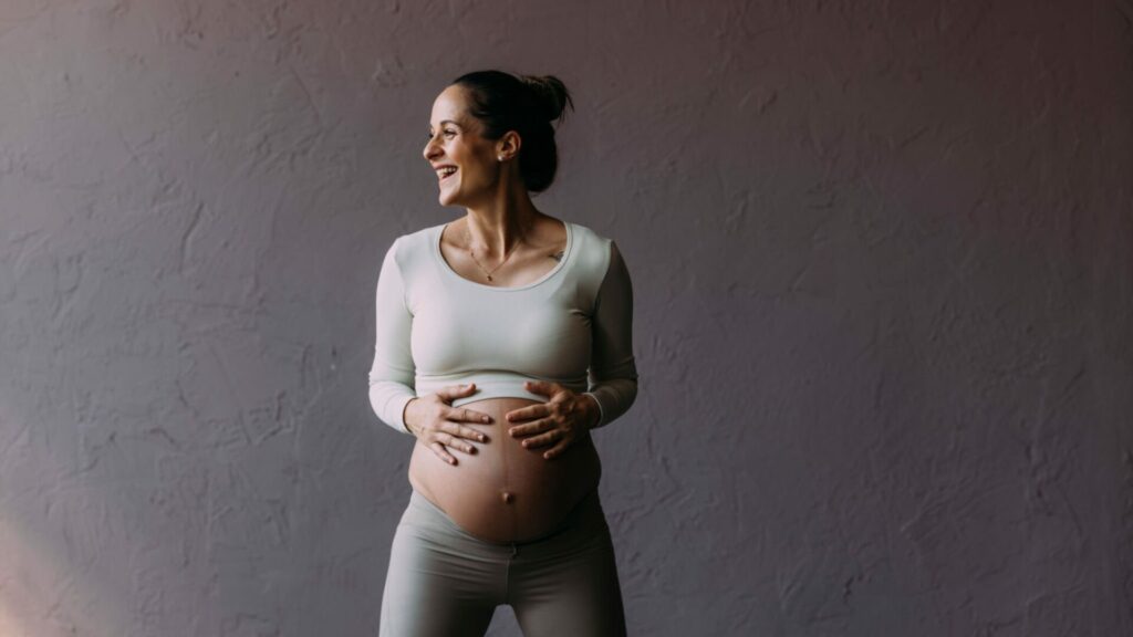 donna incinta che vuole allenarsi per stare in forma