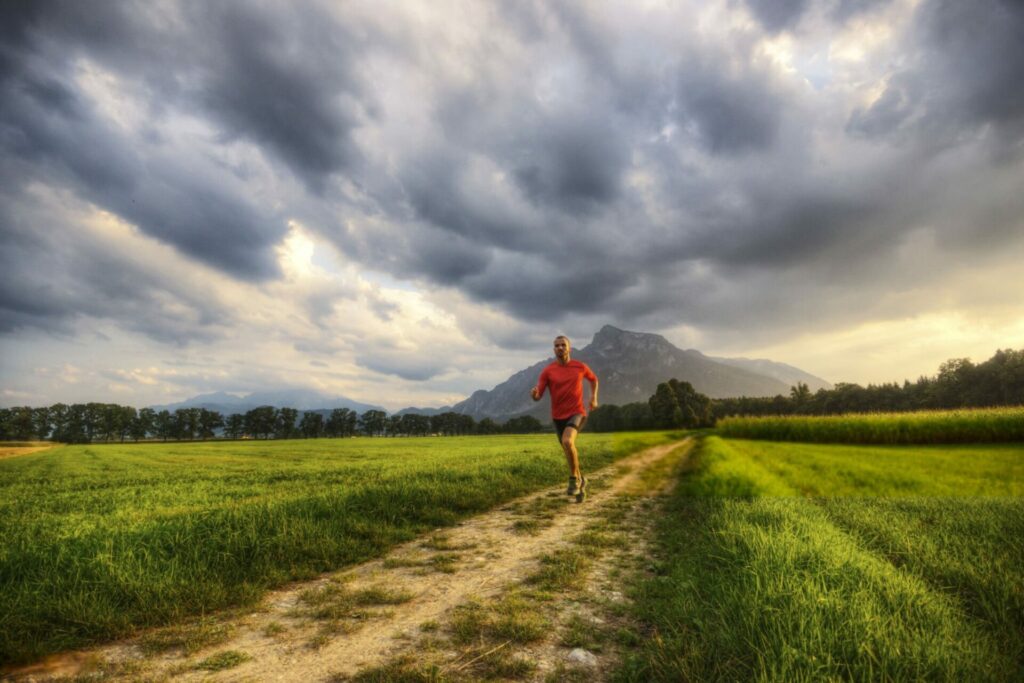 uomo corre sotto la pioggia