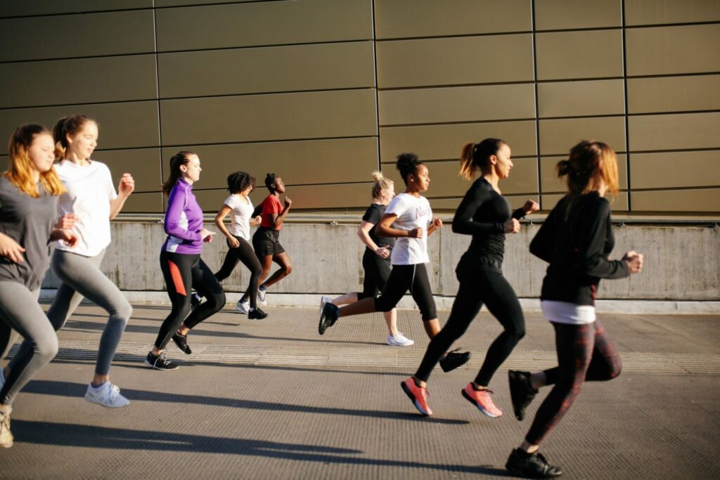 gruppo di persone con tecniche di corsa diverse