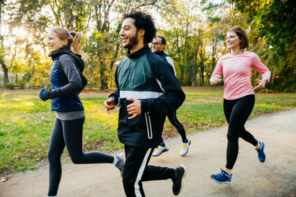 gruppo misto corre insieme in strada