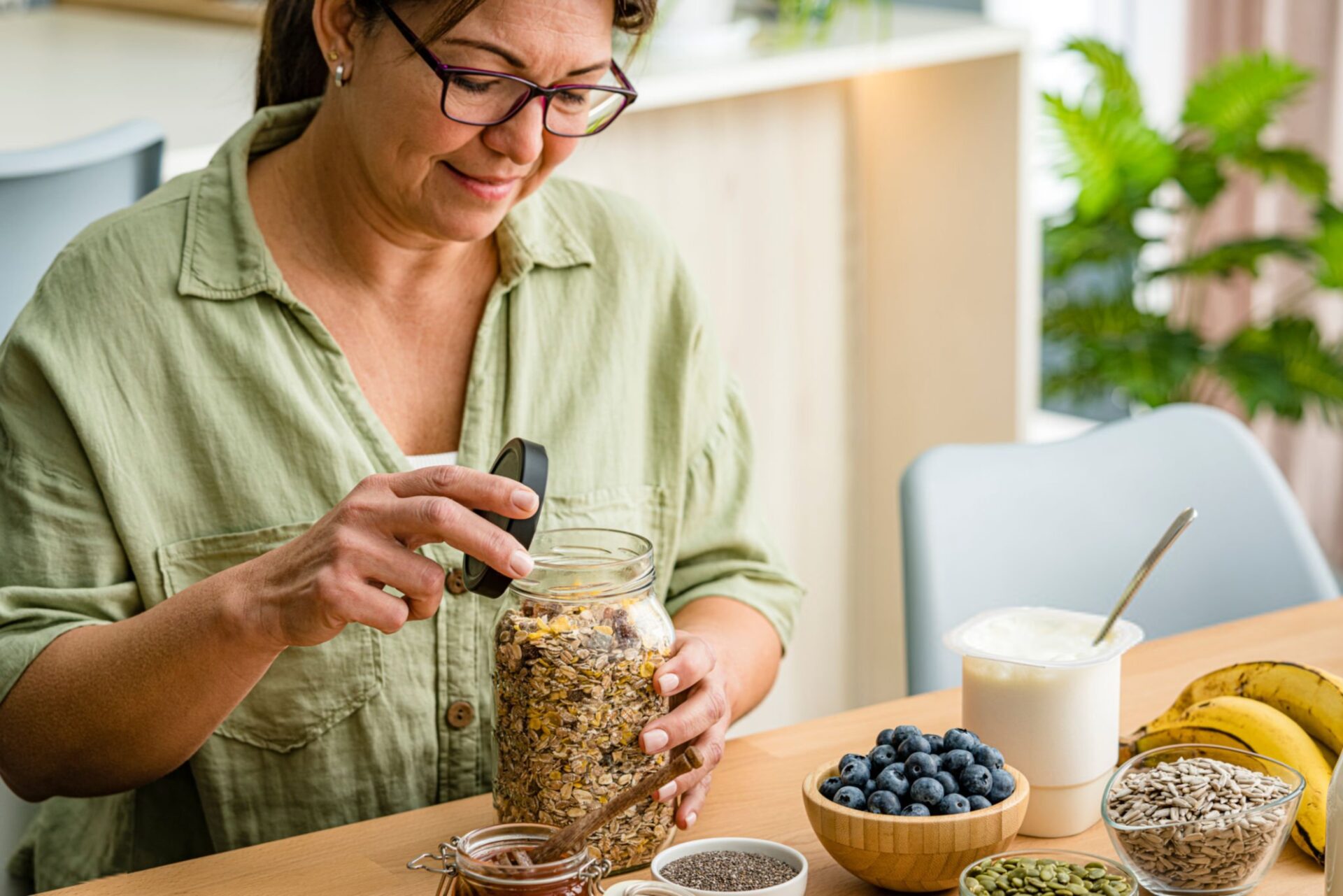 donna utilizza semi di chia in cucina