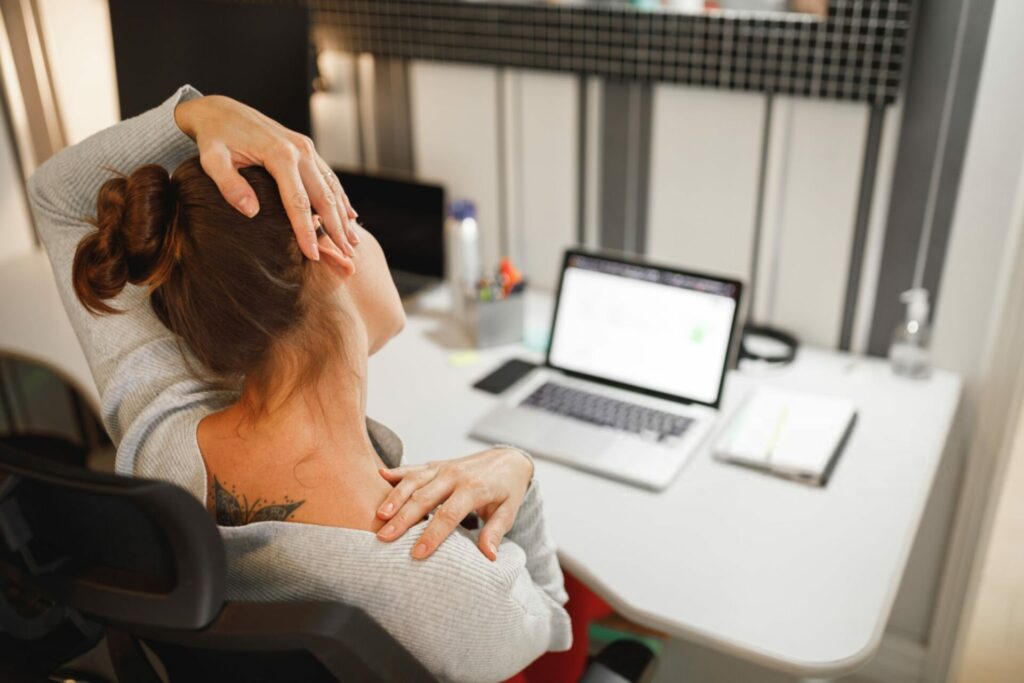 donna fa esercizi di stretching al collo per postura corretta