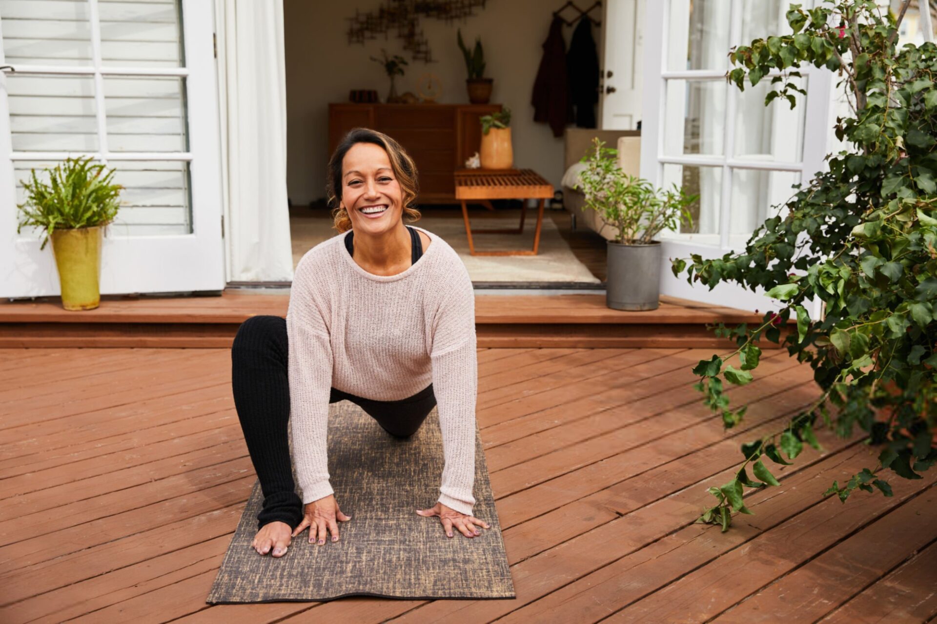 donna fa pilates fuori casa vestita pesante