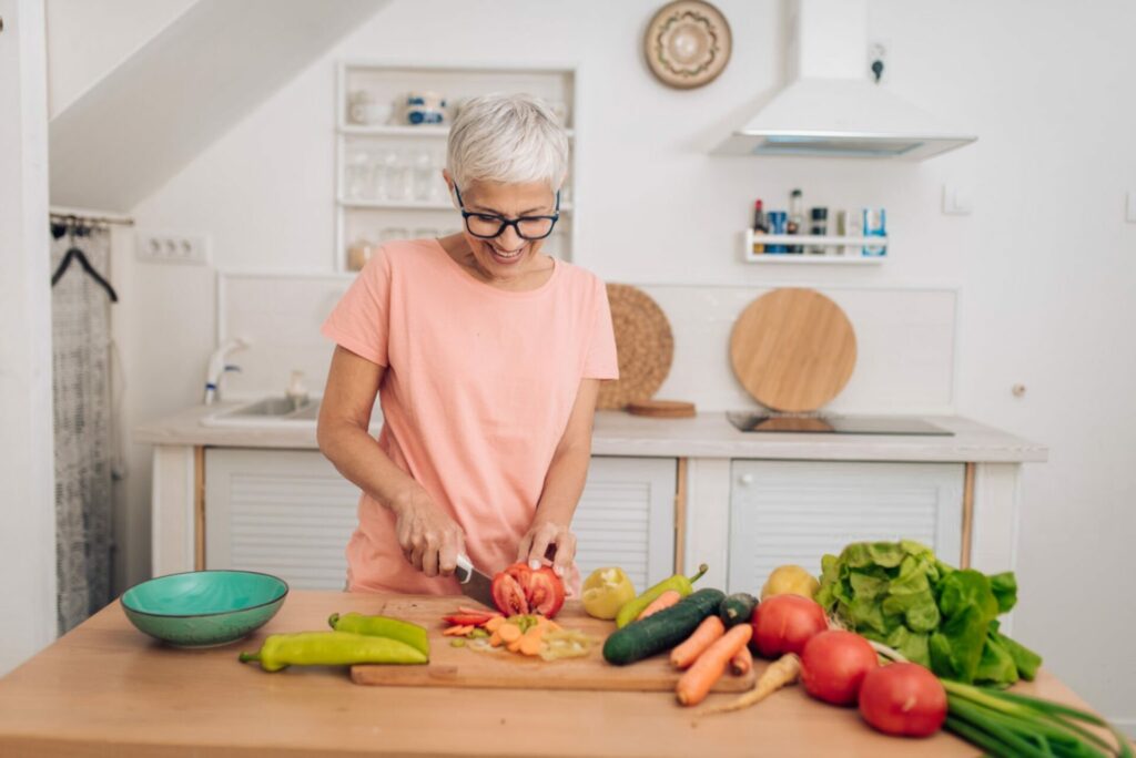 donna over 50 cerca di mangiare sano