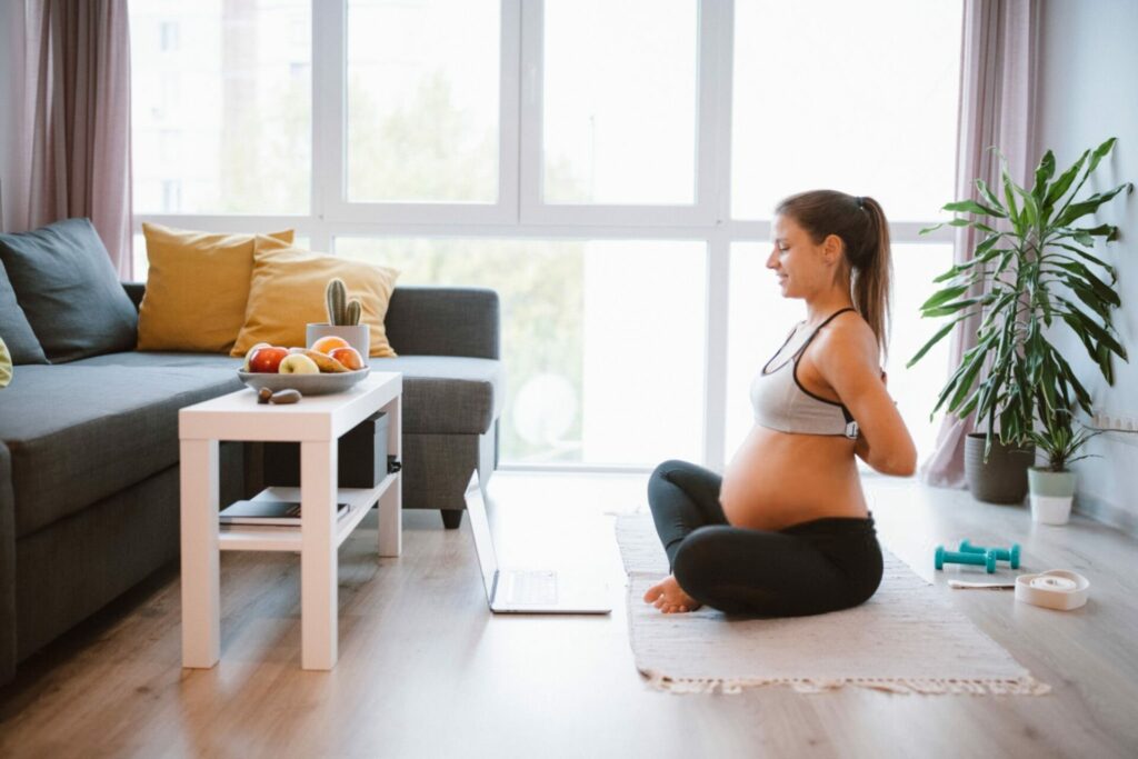 donna incinta fa esercizi al pavimento pelvico