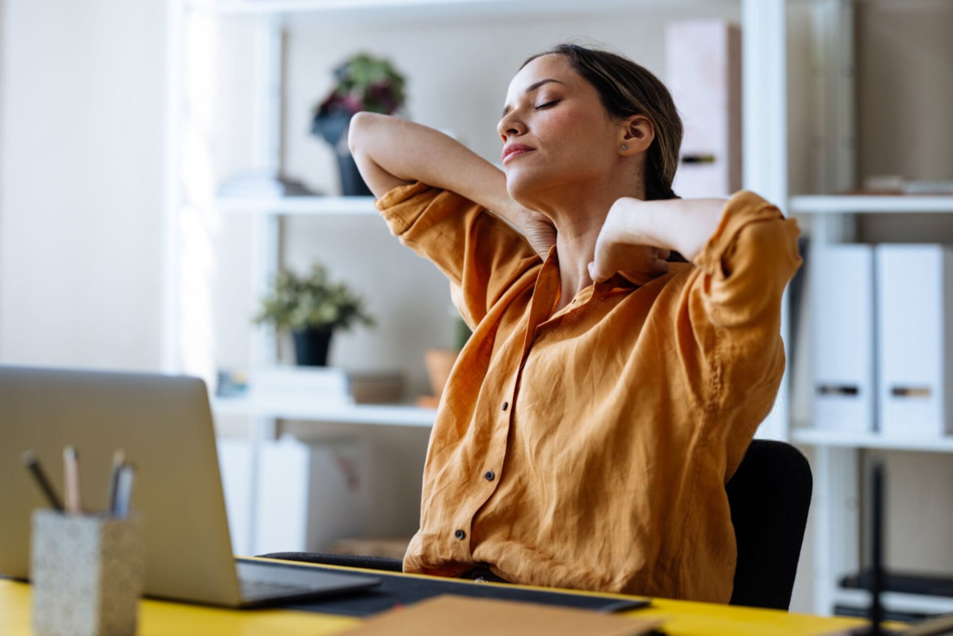 donna cerca di avere una buona postura a lavoro