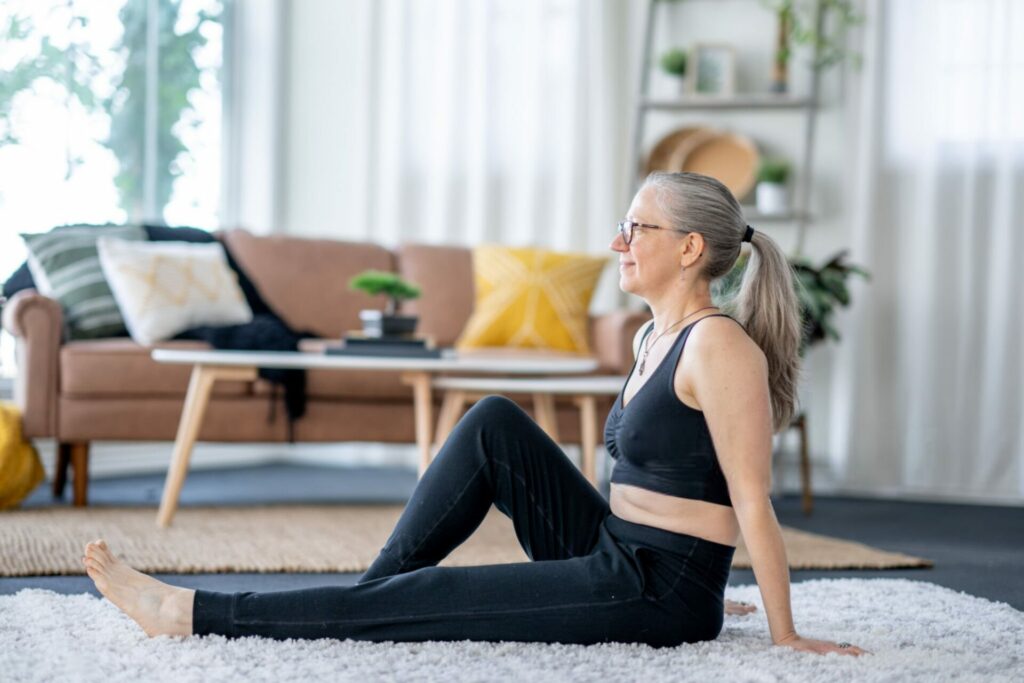 donna over 50 si prepara a fare esercizi aerobici