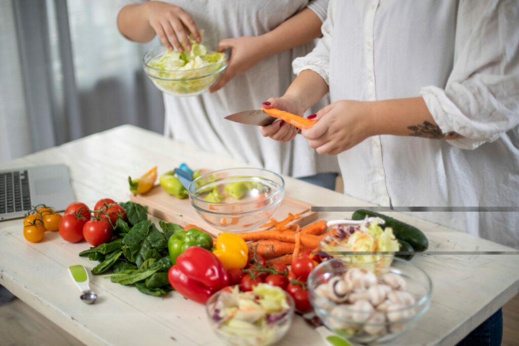 donna cucina per dieta con fitoestrogeni