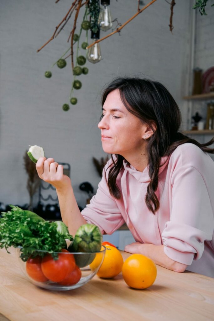 donna cucina verdura per dieta 