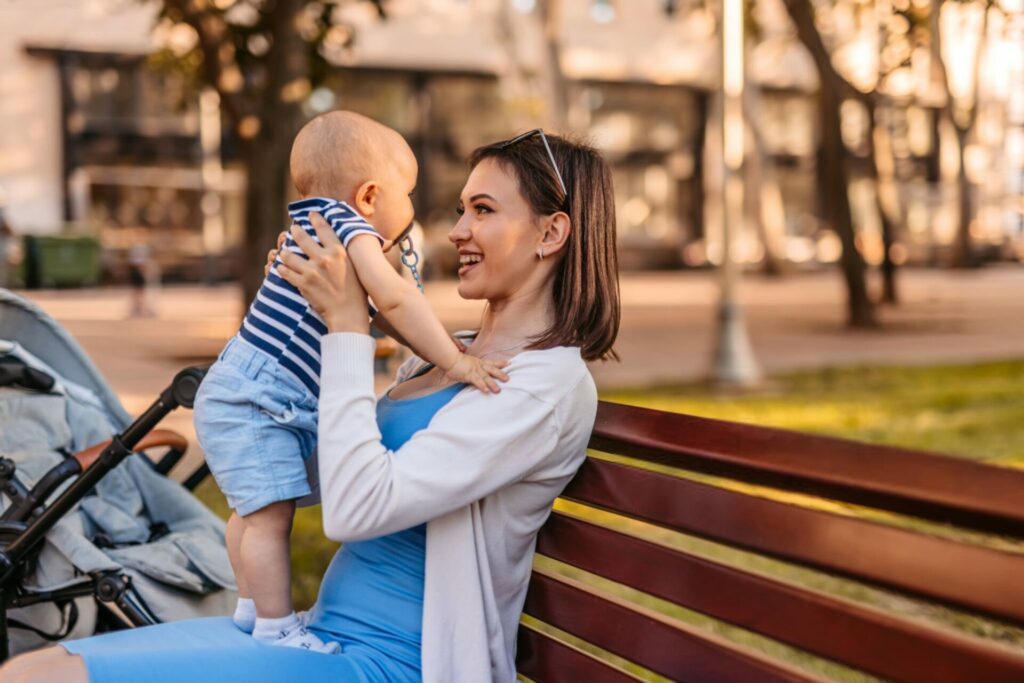 donna e bambino al parco svolgono attività quotidiana