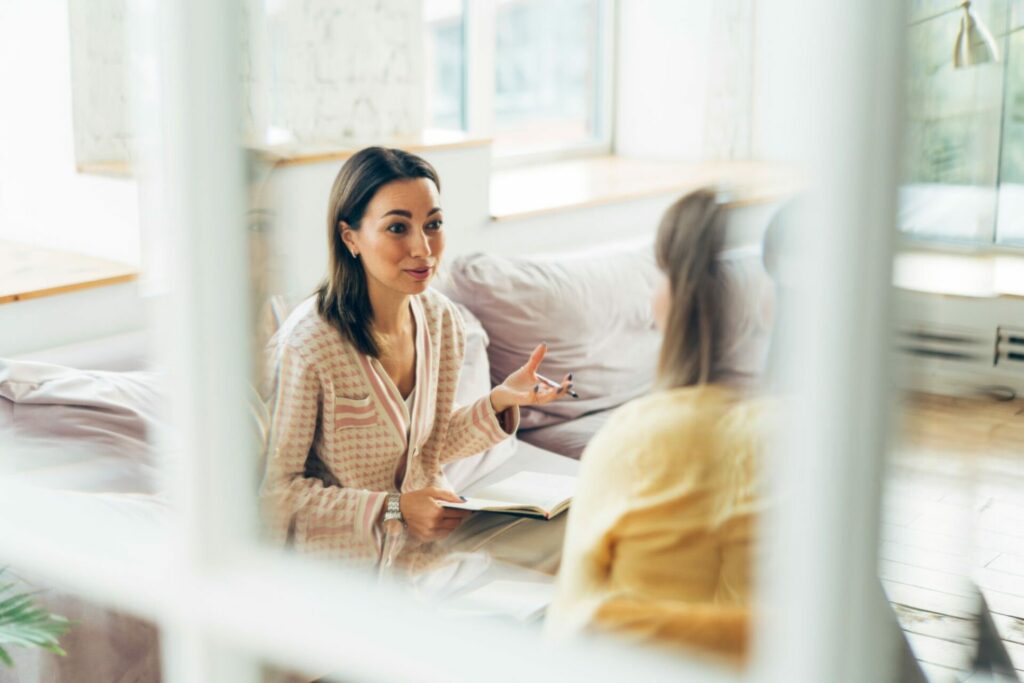 donna va da una psicologa per affrontare l'impatto emotivo