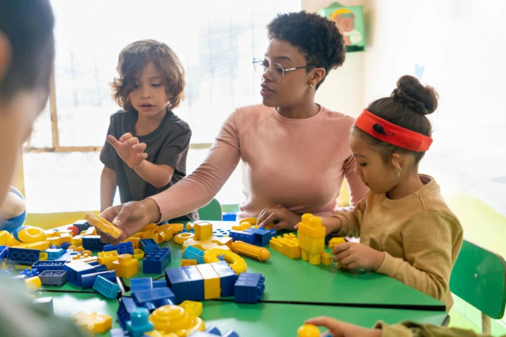 bambini all'asilo giocano