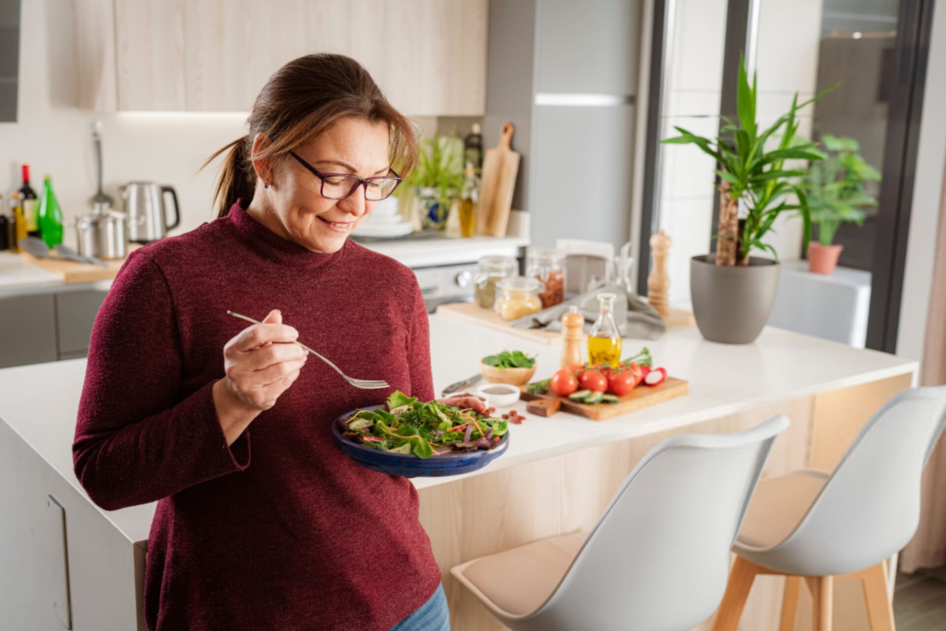 donna cerca di mangiare detox e sano