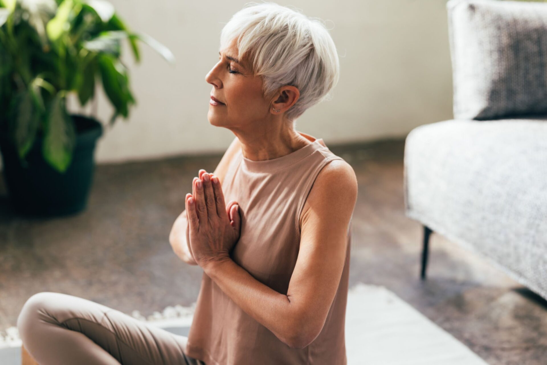 donna in menopausa si prepara a fare yoga