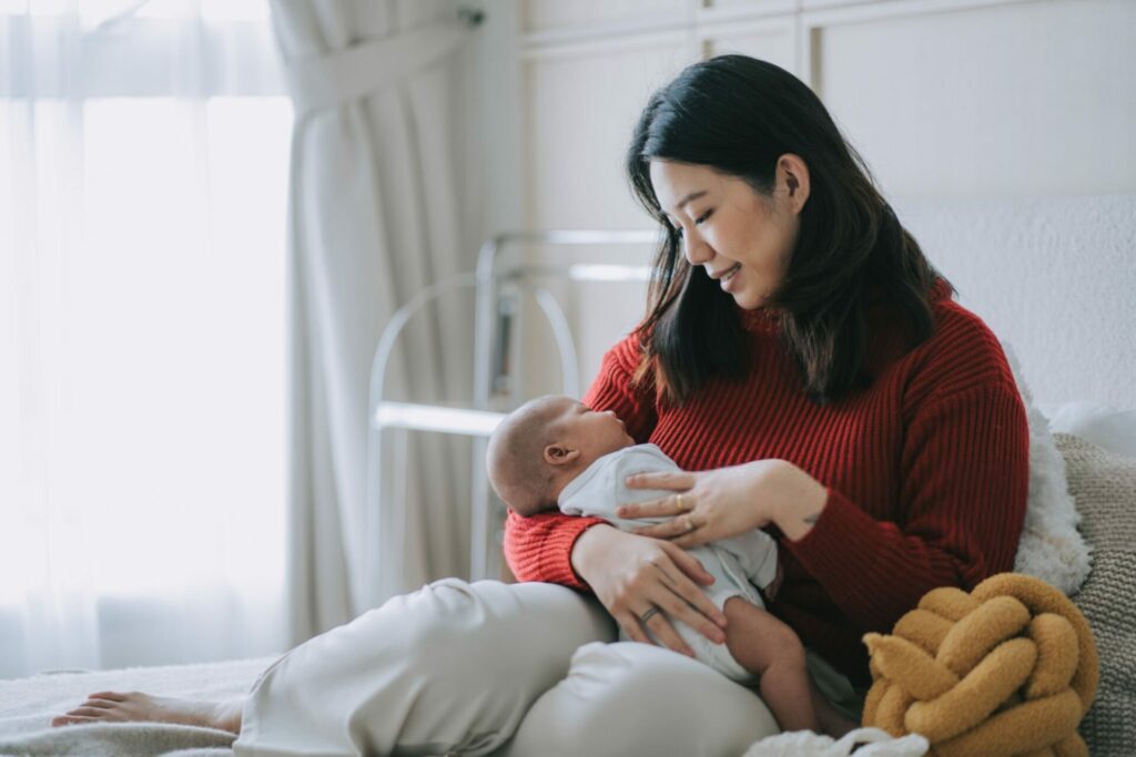 mamma fa dormire neonato in braccio