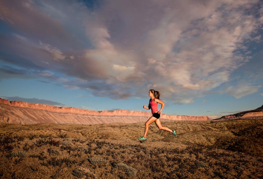 donna che fa trail running all'aperto