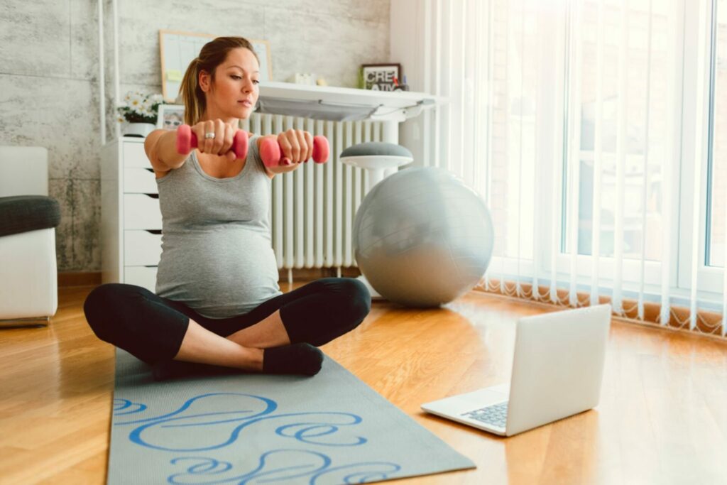 donna incinta primo trimestre fa esercizi con la fitball