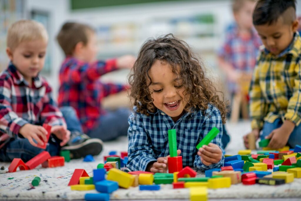 bambini giocano insieme