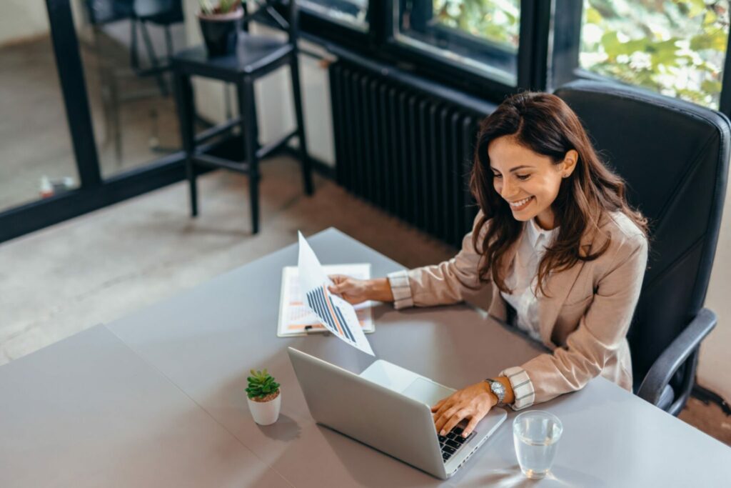 donna a lavoro felice e produttiva