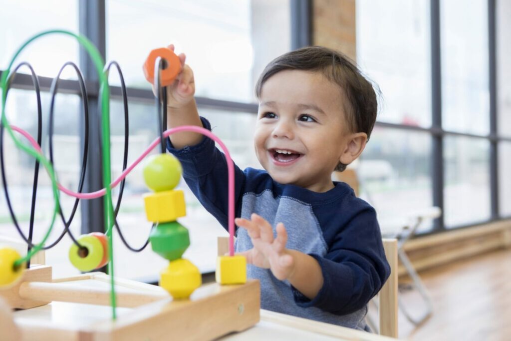 bambino che gioca con giocattoli