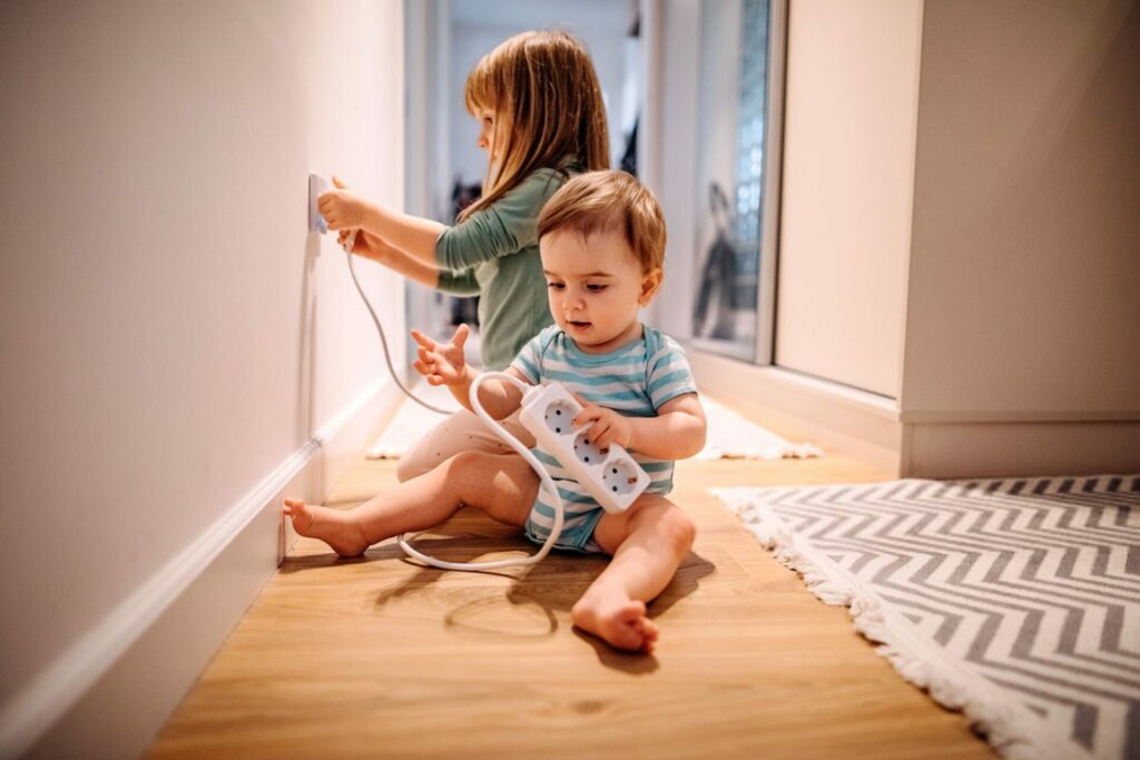 bambini che giocano con presa elettrica